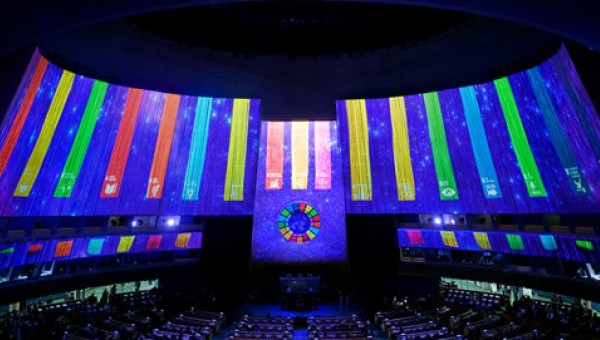 Plenarsaal und SDGs an Wand projiziert