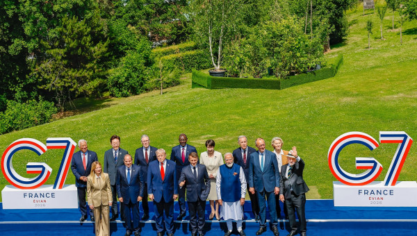 Fotografia oficial dos chefes de delegação dos países membros e dos países convidados do G7